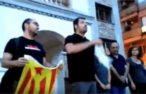 Carles Escolà amenaza a los jueces y avergüenza a Cerdanyola Carles Escolà rompiendo una notificación del Tribunal Constitucional.
