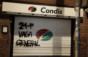 Cerdanyola vuelve a sufrir al independentismo radical Comercios de Cerdanyola amedrentados por independentistas.
