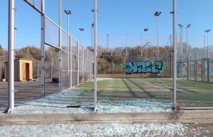 El tripartito independentista permite que se arruinen unas obras que costaron un millón de euros Cristales rotos, graffiti y redes robadas en Riu Sec.