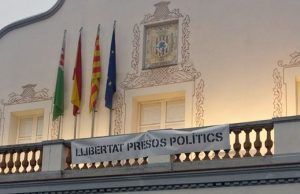 El gobierno de Cerdanyola cuesta abajo y sin frenos Pancarta a favor de los políticos golpistas en la fachada del ayuntamiento.