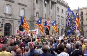 La capital de la «república» sigue sin haber tenido un alcalde independentista Protestas ante el nombramiento de Colau como alcaldesa