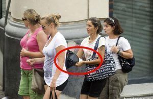 El ayuntamiento de Barcelona multará a las patrullas ciudadanas que tratan de frenar a los carteristas Atraco a turistas en las Ramblas.