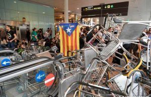 Fallece un hombre a consecuencia de los altercados en Barcelona Altercados en Barcelona hoy.