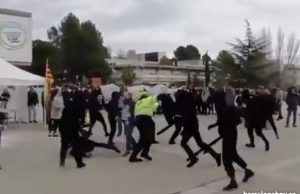 Encapuchados independentistas agreden a estudiantes constitucionalistas ante la pasividad de los mossos Agresiones de encapuchados independentistas en la UAB.