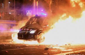 Cientos de independentistas persiguen a la policía al grito de «hijos de puta», «a por ellos» y «que no quede ni uno» Barcelona vuelve a arder.