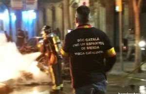 El coordinador de Mossos per la República anima al independentismo a «tomarnos la justicia por nuestra mano» contra los «colonos» Un manifestante con una camiseta contra España