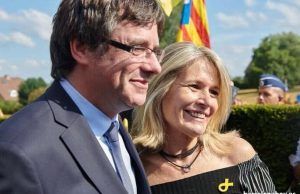 Cristina de Haro. La influencer independentista que insulta a España y se burla de los muertos españoles Carles Puigdemont y la influencer Cristina de Haro