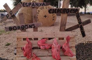 «Españoles vosotros sois los siguientes»: Los CDR colocan 200 cabezas de cerdo y guillotinas por toda Cataluña Independentistas colocan 200 cabezas de cerdo y guillotinas