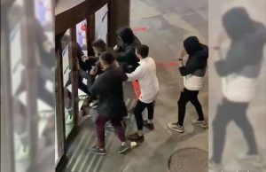 Una veintena de menas magrebies saquea el Decathlon de la plaza de la villa de Madrid en Barcelona Una veintena de menas magrebíes saquea un Decathlon en Barcelona