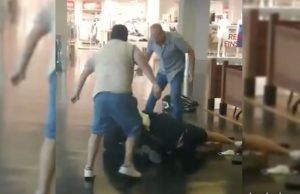 Dos ladrones dan una paliza a un vigilante de Badalona mientras varias personas observan sin intervenir Paliza a un vigilante en Badalona