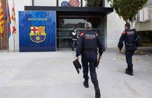 La División de Investigación Criminal de la policía irrumpe en las oficinas del FC Barcelona Mossos d'Esquadra registrando las oficinas del FC Barcelona
