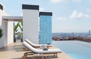 AEDAS Homes continúa potenciando la obra nueva de calidad en L’Hospitalet de Llobregat Piscina comunitaria con vistas a Barcelona en Torre Estronci 81
