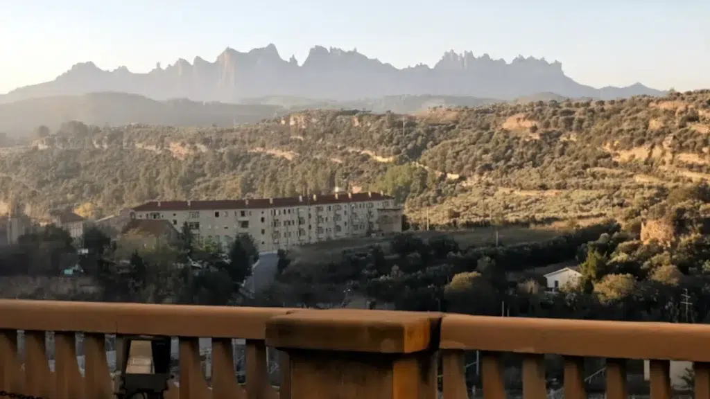 ista de las montañas de Montserrat desde uno de los centros de meditación