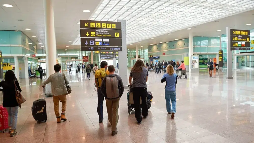Devolución de dinero por vuelos retrasados en Barcelona. Cómo hacer que una compañía de aviones te devuelva el dinero por retraso.