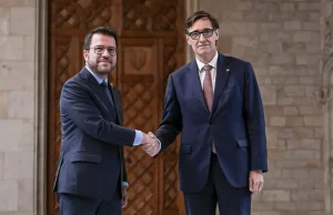 La Generalitat prohibe de nuevo a los castellanohablantes acceder a ayudas La Generalitat de Cataluña prohibe de nuevo que los castellanohablantes puedan acceder a ayudas