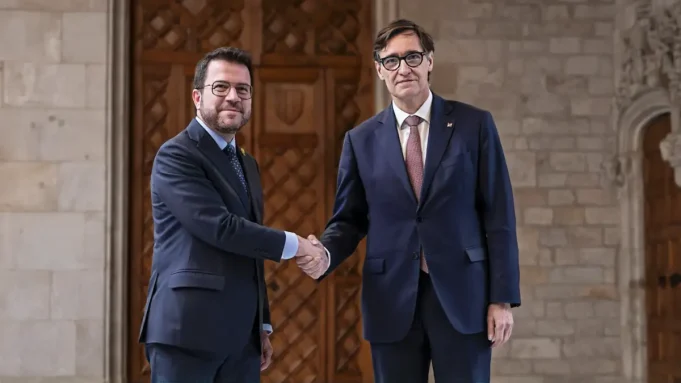 La Generalitat de Cataluña prohibe de nuevo que los castellanohablantes puedan acceder a ayudas La Generalitat de Cataluña prohibe de nuevo que los castellanohablantes puedan acceder a ayudas