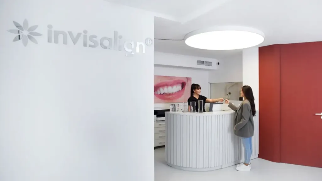 Invisalign en Barcelona: Una nueva técnica de ortodoncia que se mantiene en tendencia
