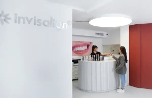 Invisalign en Barcelona: Una nueva técnica de ortodoncia que se mantiene en tendencia Invisalign en Barcelona: Una nueva técnica de ortodoncia que se mantiene en tendencia
