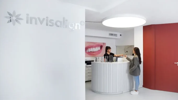 Invisalign en Barcelona Invisalign en Barcelona: Una nueva técnica de ortodoncia que se mantiene en tendencia