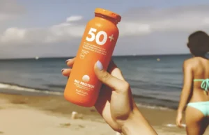 Este es el nuevo truco para que no te roben en las playas españolas Playa de Barcelona con un producto antirrobo