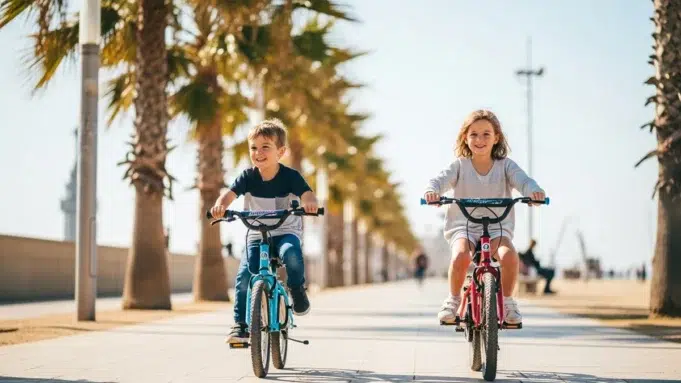 niños-paseando-en-bicicleta-por-la-barceloneta Planes para disfrutar en familia