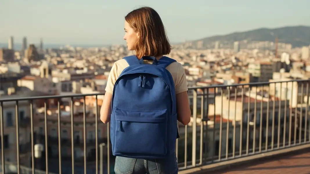 Mujer con mochila en Barcelona