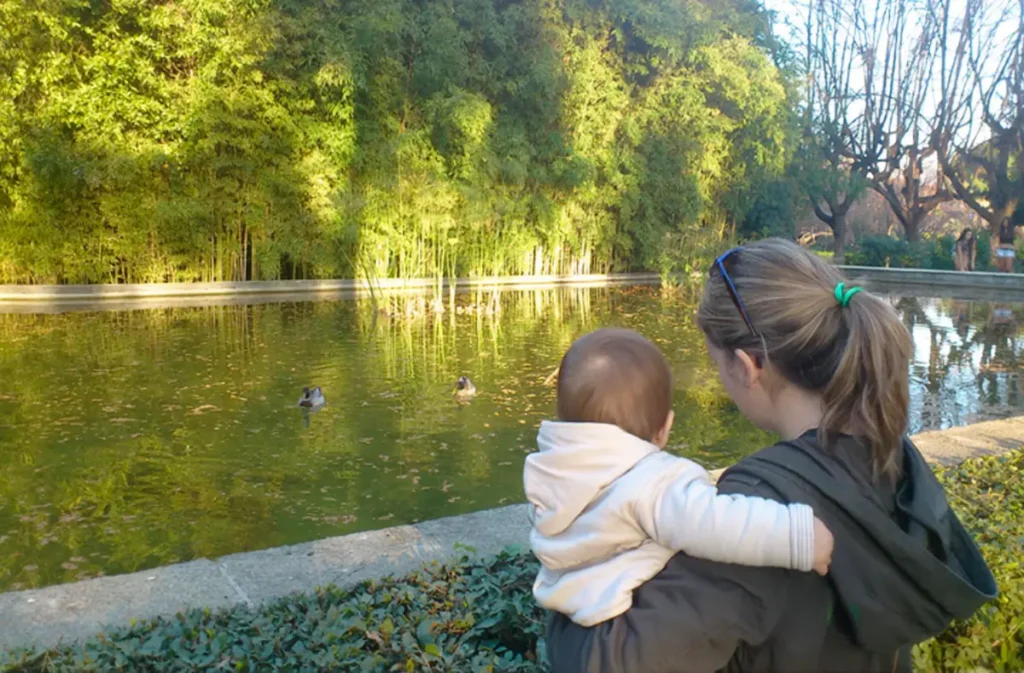 Mamá con bebé en un parque de Pedralbes (foto anónima)