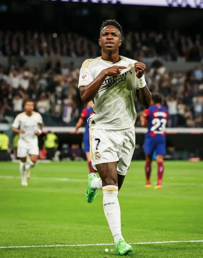 Vinícius Junior celebra los goles dedicándoselos al escudo de su equipo