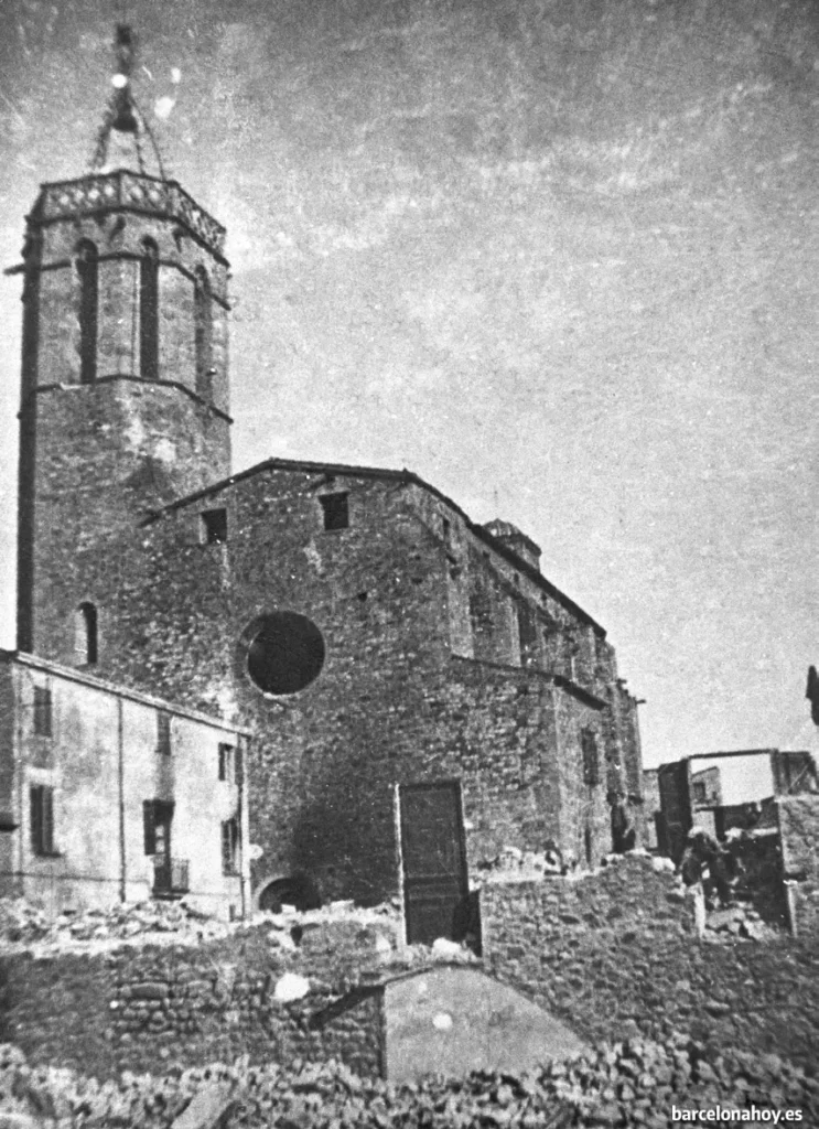 La iglesia de Sant Esteve de Granollers después de ser quemada y cuando todavía no habían comenzado las obras de derribo. En primer término, los restos de la muralla medieval y del Centre Catòlic. A la izquierda, la antigua rectoría.