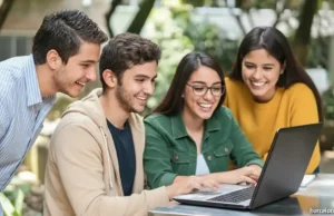 La revolución tecnológica en la educación de América Latina Estudiantes revisando un trabajo