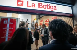 La «M» de Metro ya es moda: TMB inaugura su primera tienda oficial para competir con el souvenir turístico La Botiga de TMB de Barcelona