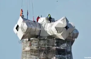Se han completado los cuatro brazos horizontales de la cruz de la Sagrada Familia de Barcelona Cruz de la Sagrada Familia de Barcelona