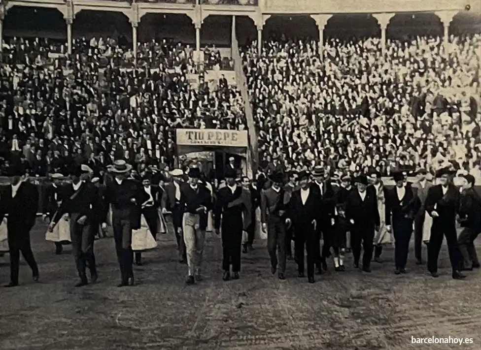 Un gran anuncio de Tio Pepe de Gonzalez Byass dio la bienvenida a los toreros catalanes durante muchos años