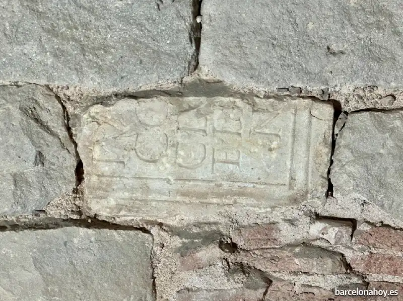 Fragmento de pedestal romano integrado en un muro medieval