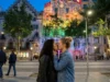 Dos mujeres besándose frente a la Casa Batlló de Barcelona hoy