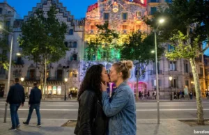 ¿Cómo moverse durante el Pride Barcelona? Dos mujeres besándose frente a la Casa Batlló de Barcelona hoy