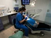 Barcelona vive el boom de los implantes dentales, pero el miedo sigue vaciando consultas Implantes dentales en Barcelona