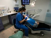 Barcelona vive el boom de los implantes dentales, pero el miedo sigue vaciando consultas Implantes dentales en Barcelona