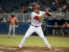 Cómo la defensa en béisbol cambia sus posiciones según el bateador Jugador de beisbol en Barcelona hoy
