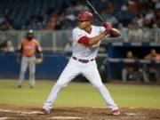 Cómo la defensa en béisbol cambia sus posiciones según el bateador Jugador de beisbol en Barcelona hoy