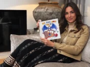 Celine, autora: “El trastero me dio libertad para moverme sin cargar con nada” Mujer sentada con un libro en la mano
