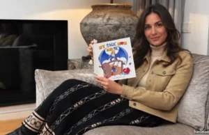 Celine, autora: “El trastero me dio libertad para moverme sin cargar con nada” Mujer sentada con un libro en la mano