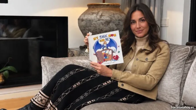 mujer sentada con un libro en la mano Mujer sentada con un libro en la mano